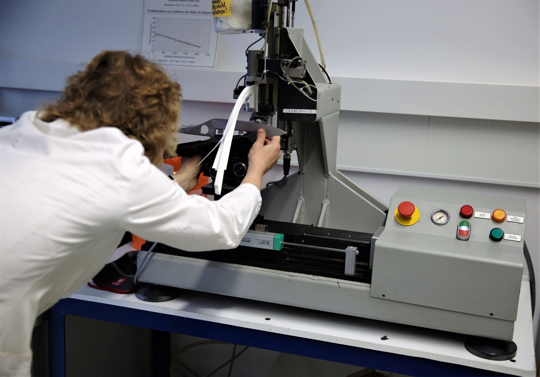 Mechanical test frame loading a material specimen in a laboratory
